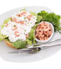 Shrimp-Salad on a roll (plate-version)