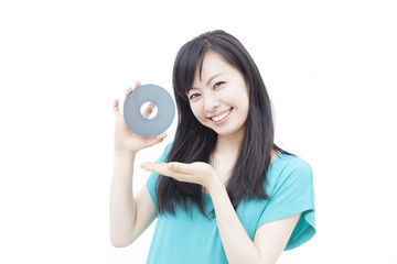 ブルーレイディスクを持った女性