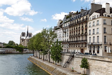 Quais de La Seine, Immeubles et Notre Dame. Paris © Bruno Bleu