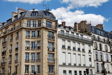 Fototapeta na wymiar Paryskie budowle, błękitne niebo, białe chmury.