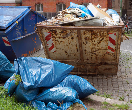 M&uuml;ll-/Baucontainer mit M&uuml;lls&auml;cken davor