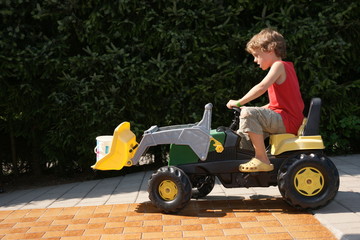 Kind mit Traktor