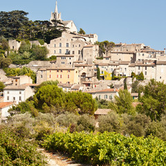 Fototapeta na wymiar The hill top vilage of Bonnieux in Provence