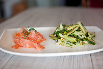 Kohlrabi sommer salad with salmon and zucchini