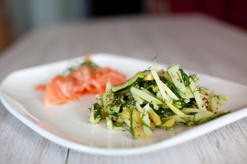 Kohlrabi sommer salad with salmon and zucchini