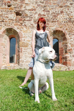 Frau mit grossem Hund vor altem Gem&auml;uer