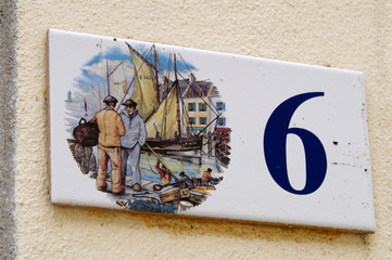 plaque de numérotation de maison avec des pêcheurs