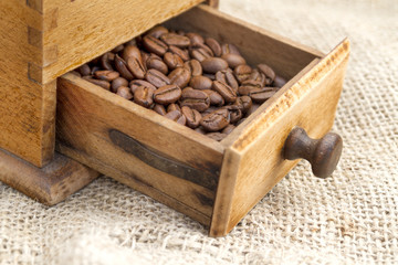 Du café dans le tiroir d'un vieux moulin