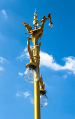 Fototapeta na wymiar Złoty łabęd¼, styl tajski lekki latarnia filar.