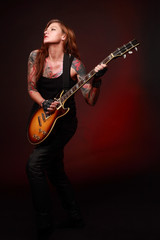 Fototapeta na wymiar Atrakcyjne dziewczyny z tatuażami punk gry na gitarze elektrycznej