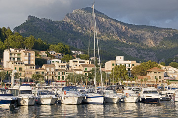 Fototapeta na wymiar Mallorca Hafen von Puerto de Soller.