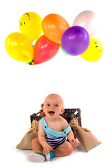 Fototapeta na wymiar bébé souriant et ballons multicolors