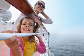 Fototapeta na wymiar Szczęśliwa matka i córka trochę stojak na pokładzie statku