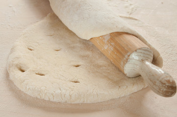 dough with rolling pin _ pasta con mattarello - 43553077