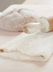 dough with rolling pin _ pasta con mattarello