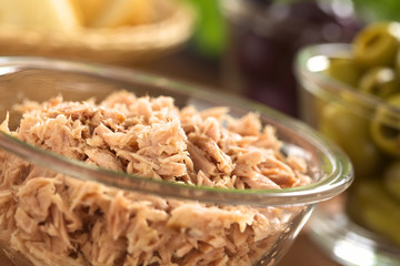 Canned tuna in glass bowl with fresh salad ingredients