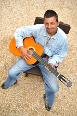 Obraz premium homme avec la guitare