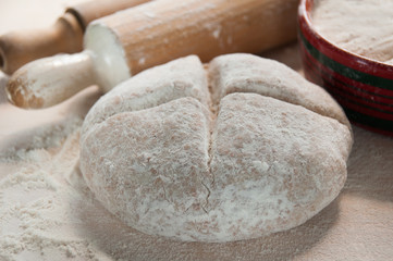 Fototapeta na wymiar dough with rolling pin _ pasta con mattarello