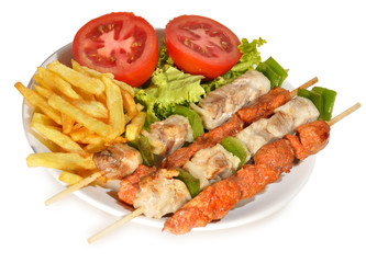 Brochetas con patatas y ensalada.