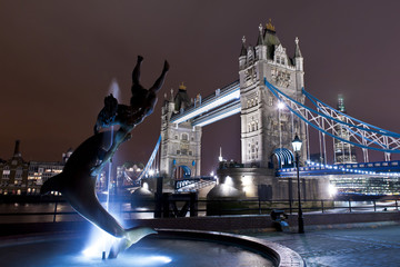 Obraz premium fountain and tower bridge illuminated