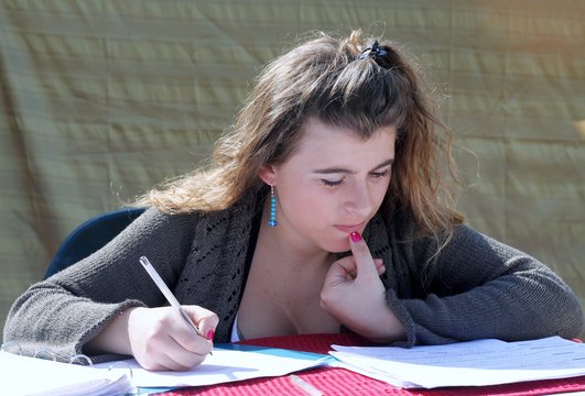 bella studentessa con penna e quaderno