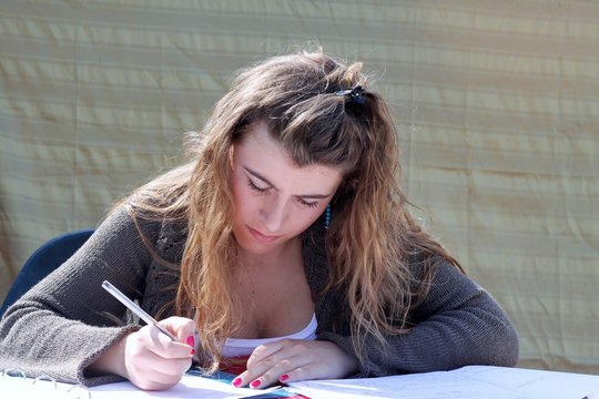 studentessa al tavolo con la penna