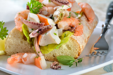 Leckerer Meeresfrüchtesalat im Ciabattaschiffchen