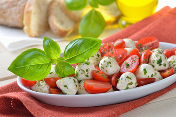 Tomatensalat mit Mini-Mozzarella und Basilikum