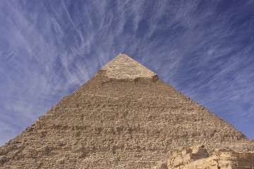 Fototapeta na wymiar Piramida Chefrena z błękitne niebo i chmury, Caori, Egipt