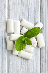 mint leaves and chewing gum