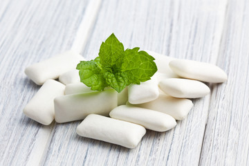mint leaves and chewing gum