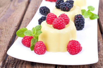 Pudding mit Himbeeren und Brombeeren