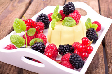 Pudding mit Früchten