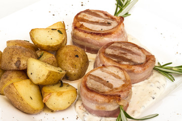 Grilled steak wrapped in bacon, with grilled vegetables, mashed