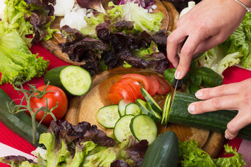 Frisches Gemüse für Salat schneiden