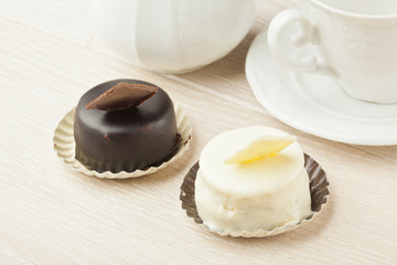 chocolate pastry little cake with tea cup on  wooden table