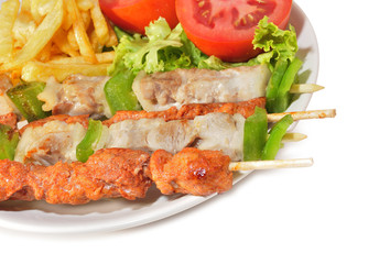 Detalle de menú con brochetas.