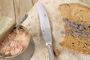 Thunfisch mit Brot