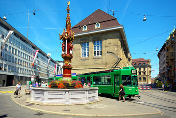 tramway dans le centre ville de Bâle, Suisse.