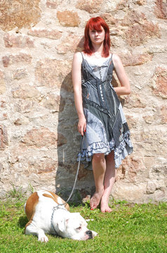 Entspannter Boxer Mischling mit Frau