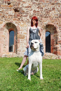 Frau mit weissem Boxer Hund