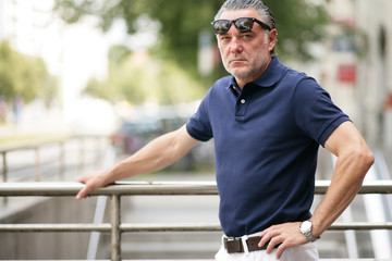 lässiger älterer Mann