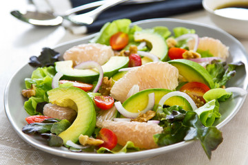 Avocado,Grapefruit and walnut salad