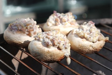 gefüllte Champignons auf Kolhegrill