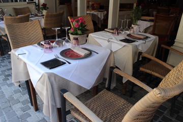 Terrasse de restaurant à Honfleur, France.