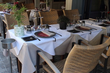 Tables sur la terrasse de restaurant  français à Honfleur, France.