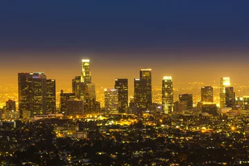 Rolgordijnen uitzicht op de stad Los Angeles vanaf Griffith Park in de avond © travelview