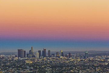 Blick auf die Stadt Los Angeles vom Griffith Park am Abend