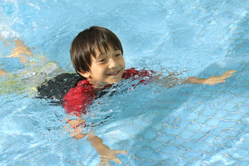 Fototapeta na wymiar boy swimming in the pool