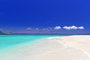 水納島の美しいビーチと夏空